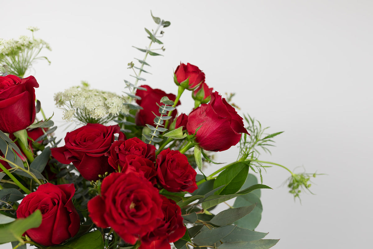 The lover is filled with extra-large red roses, red spray roses, queen anne&#39;s lace, and romantic eucalyptus greenery. Valentien&#39;s flower delivery available for same day delivery in the local Kansas City great metro area. Red rose arrangement for Valentine&#39;s Day. 